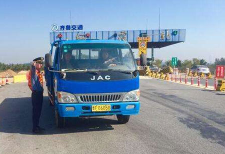 棲霞北部分收費站更換地磅或?qū)⒂绊懗鲂? height="75px" width="121px"/></a>
<dt><a class="dt_1" title="棲霞北部分收費站更換地磅或?qū)⒂绊懗鲂? target="_blank" href="/news/691.html"> 棲霞北部分收費站更換地磅或?qū)⒂绊懗鲂?/a><span id="3jh1jjllh1hh" class="dt_2">[
2018-11-01</span></dt>
<dd>截至11月1日,山東煙臺沈海高速棲霞北收費站瀝青鋪設(shè)完畢,現(xiàn)已恢復通行。棲霞、棲霞南收費站更換地磅,出口易造成短時間交通擁堵,請耐心排隊等候。...</dd>
</dl>
<dl class="news_dl">
<a target=_blank href=